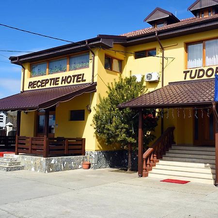 Hotel Tudor Ploieşti Kültér fotó