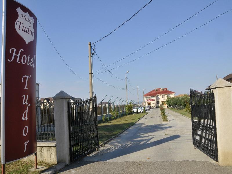 Hotel Tudor Ploieşti Kültér fotó