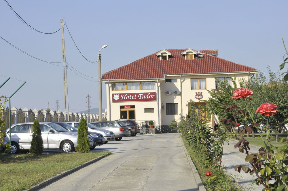 Hotel Tudor Ploieşti Kültér fotó