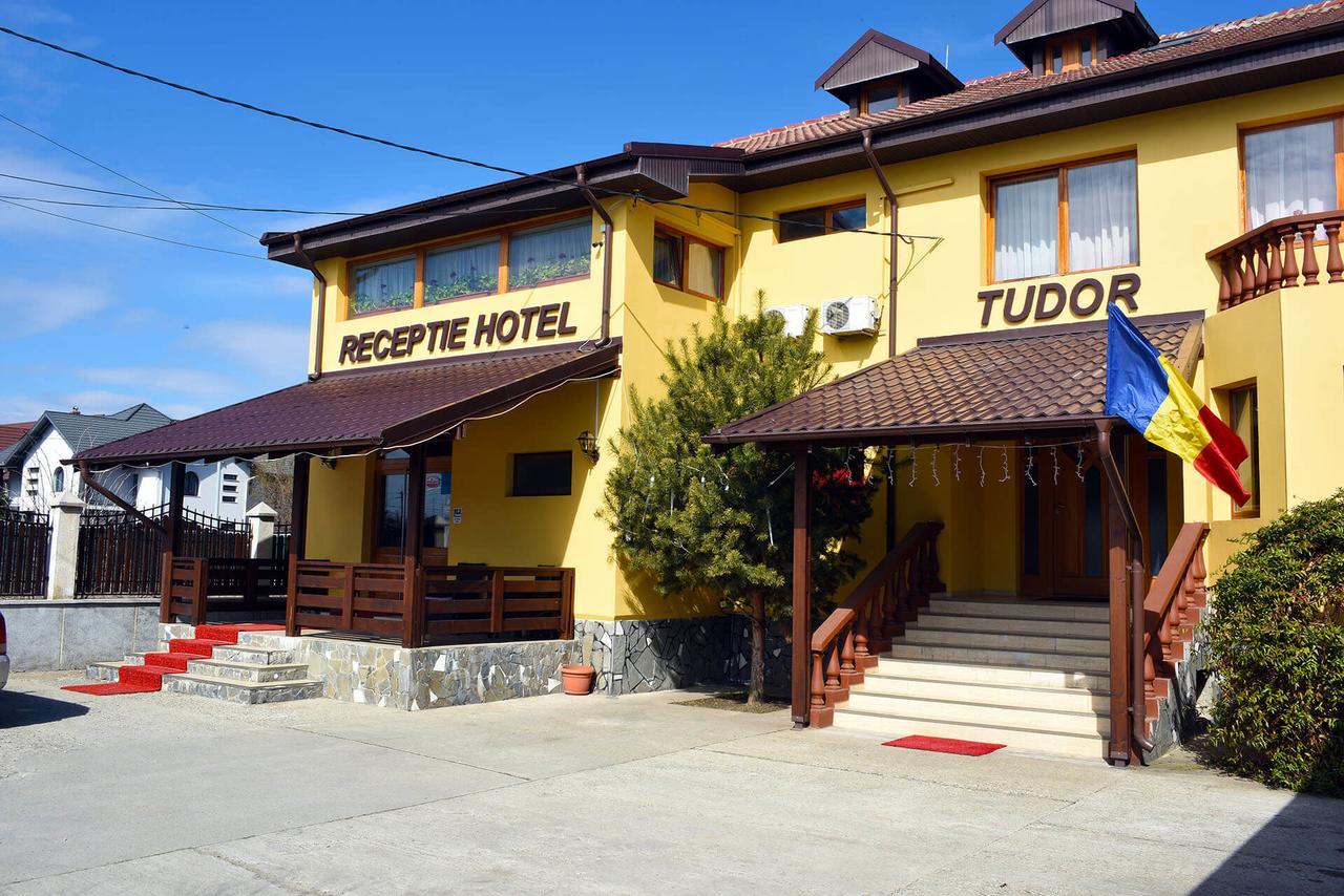 Hotel Tudor Ploieşti Kültér fotó